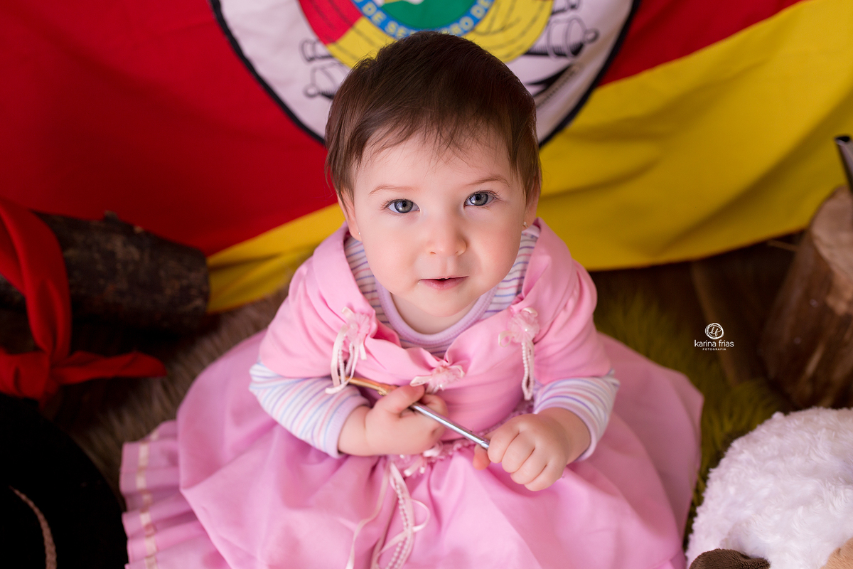 no ensaio infantil a menina olha para a camera