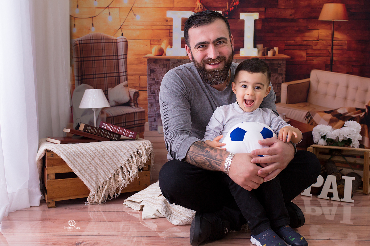 NO ENSAIO DE DIA DOS PAIS OS MODELOS SORRIEM PARA A FOTOGRAFA DE FAMILIA DE CAXIAS DO SUL, KARINA FRIAS