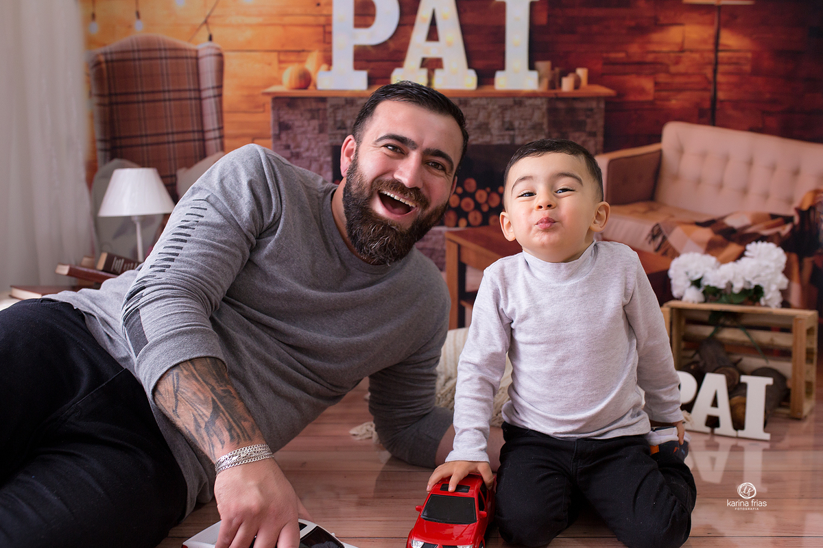 PAI E FILHO BRINCAM DURANTE ENSAIO 