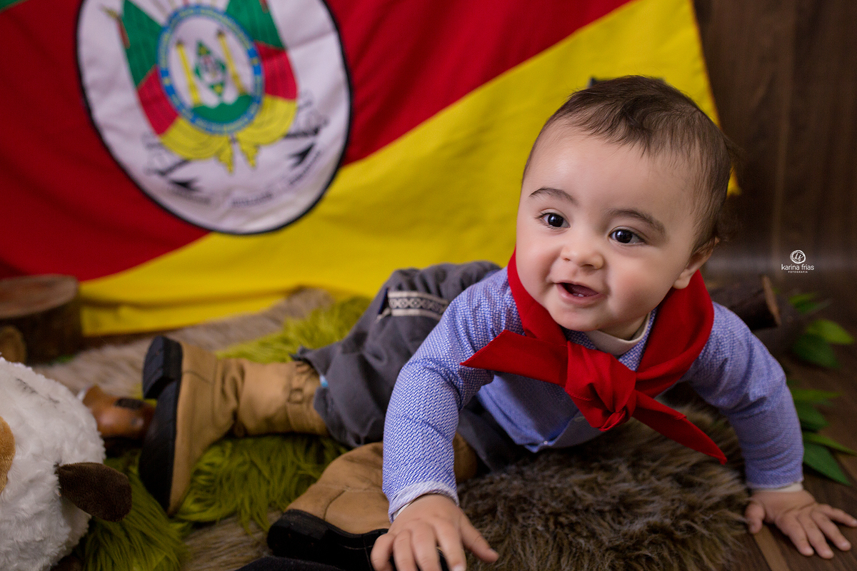 no ensaio infantil o menino tenta engatinhar