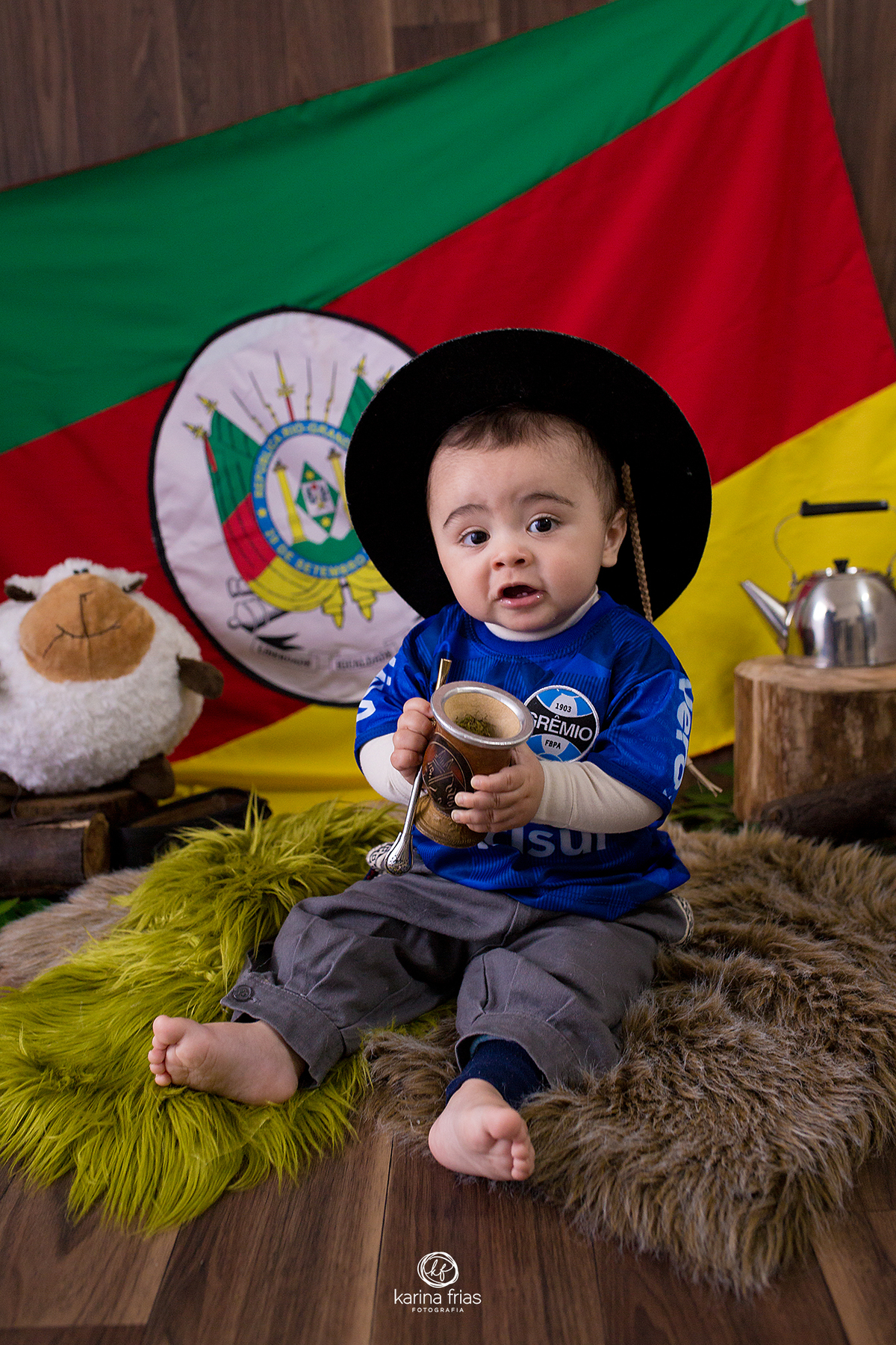 o menino olha para a fotografa de bebes de caxias do sul, karina frias