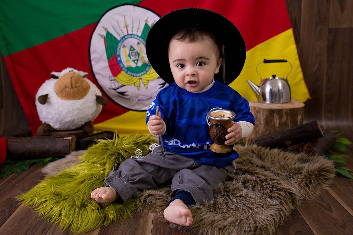 no ensaio infantil o bebe segura a cuia