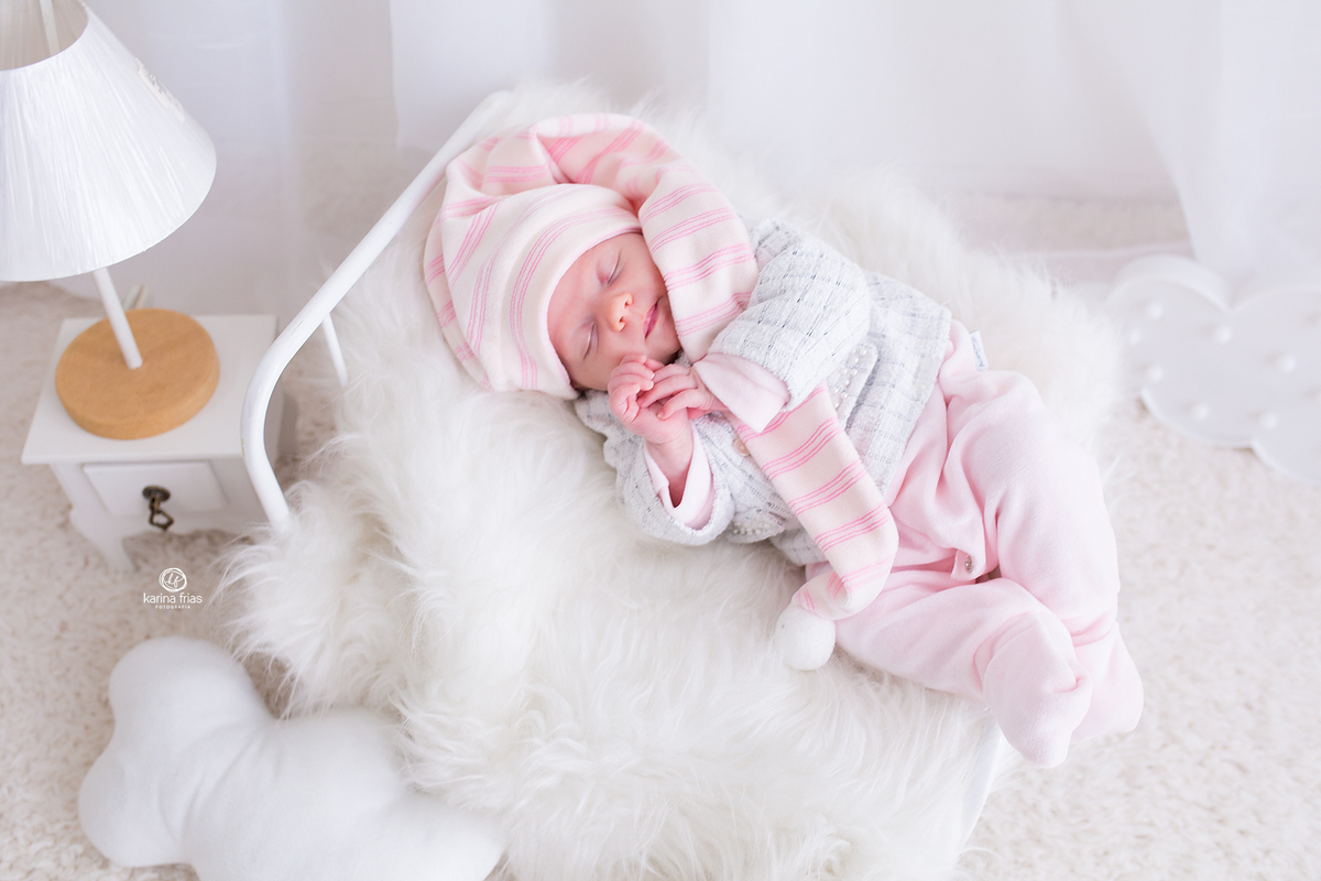 a menina esta dormindo durante sessão infantil
