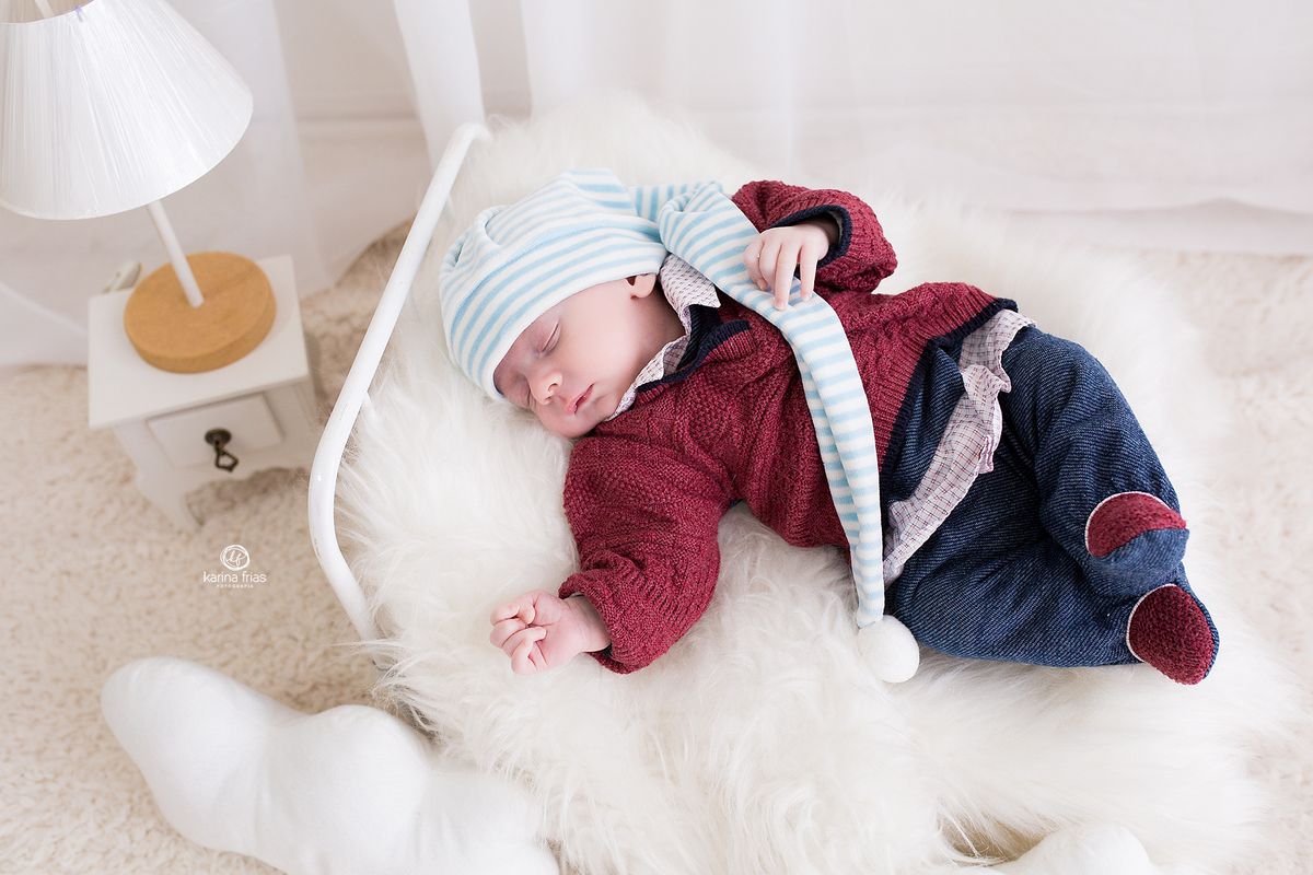 o menino dorme durante o ensaio