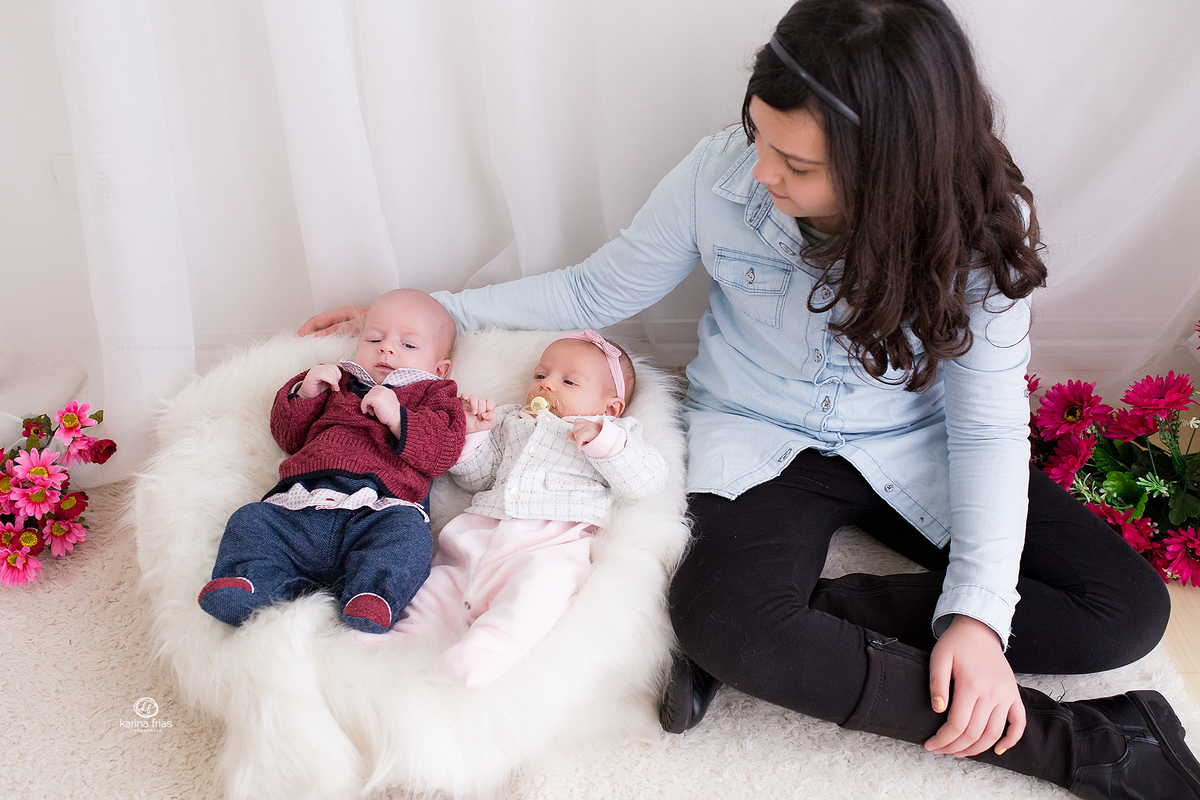 a irmã cuida dos manos na sessão infantil