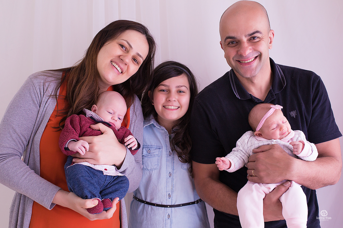 a familia posa para a fotografa de caxias do sul-rs, karina frias
