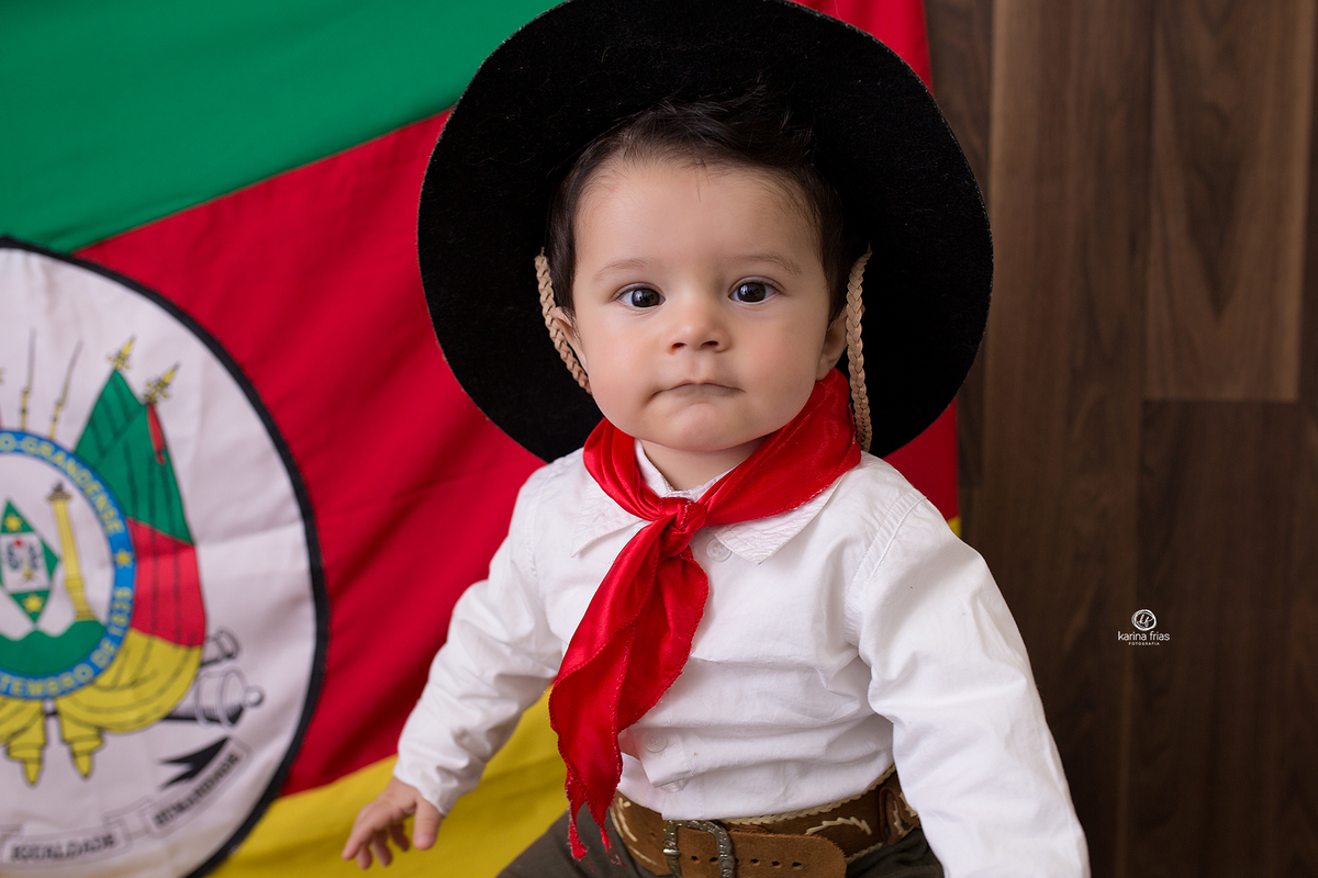 o menino olha para a fotografa de bebes de caxias do sul-rs, karina frias