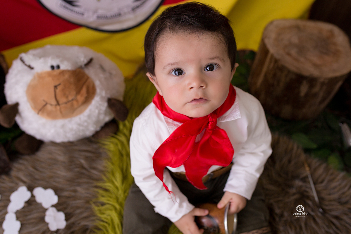 o menino olha para a fotografa de familia de caxias do sul-rs
