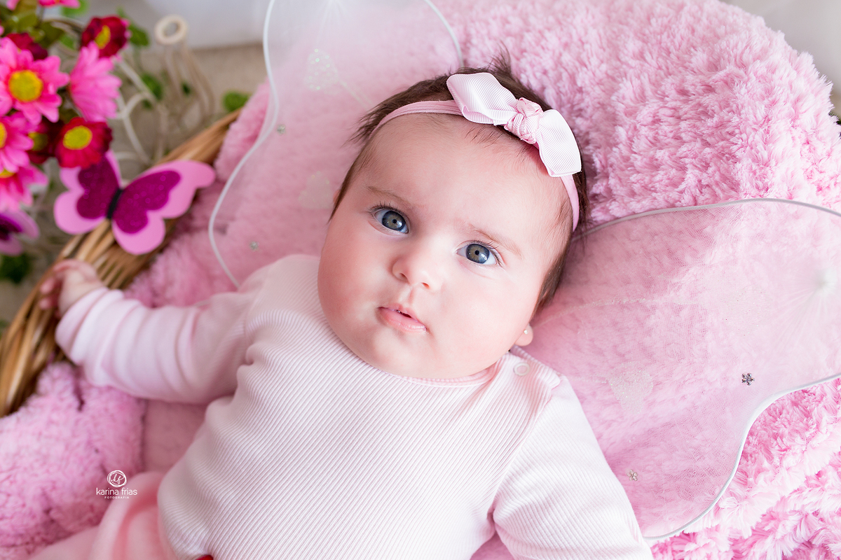 a menina olha para a fotografa de bebes de caxias do sul, karina frias