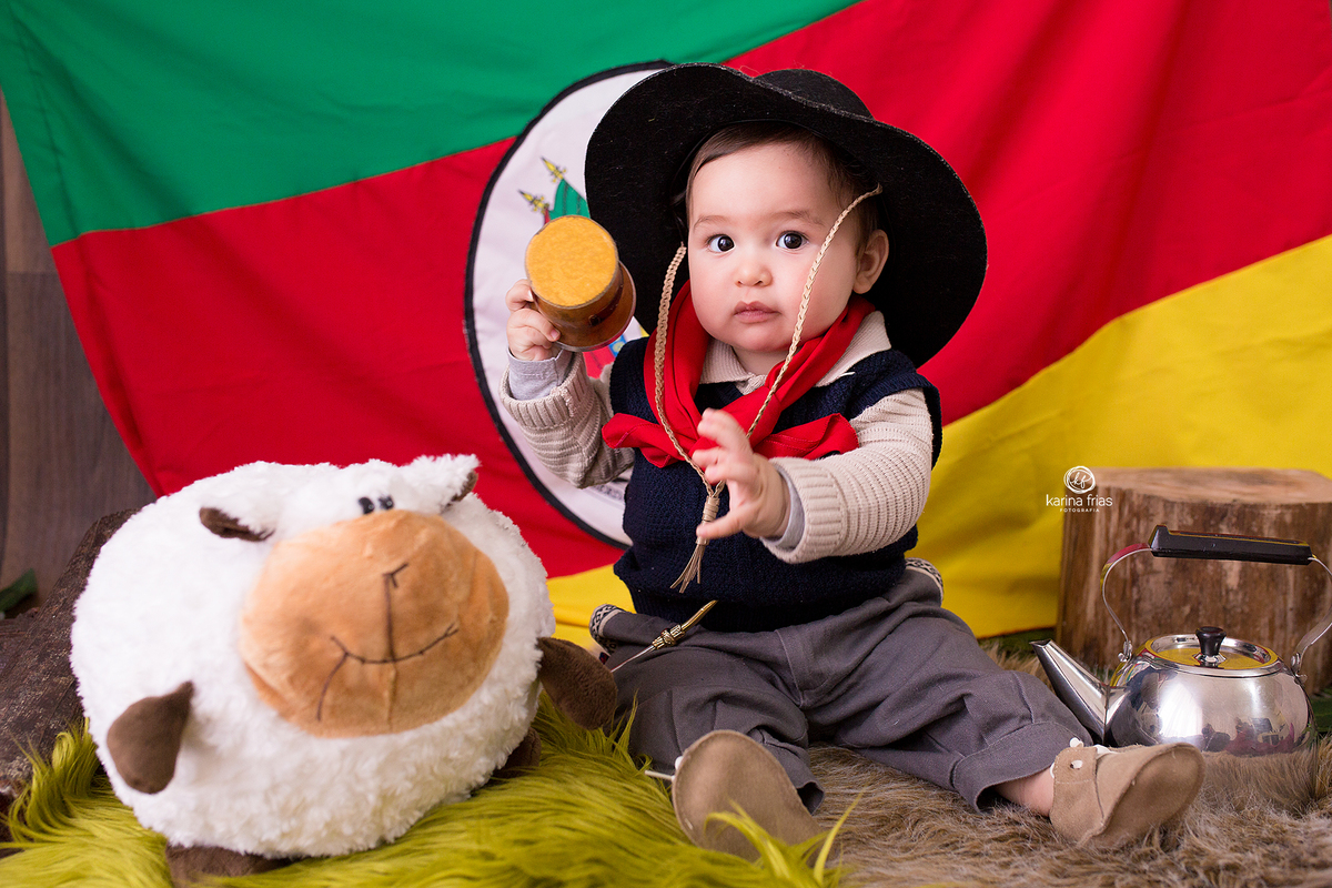 o menino olha para a fotografa de bebes de caxias do sul, karina frias