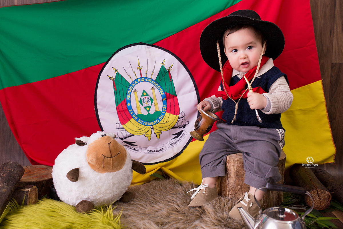 o menino esta sorrindo para suas fotos mensais