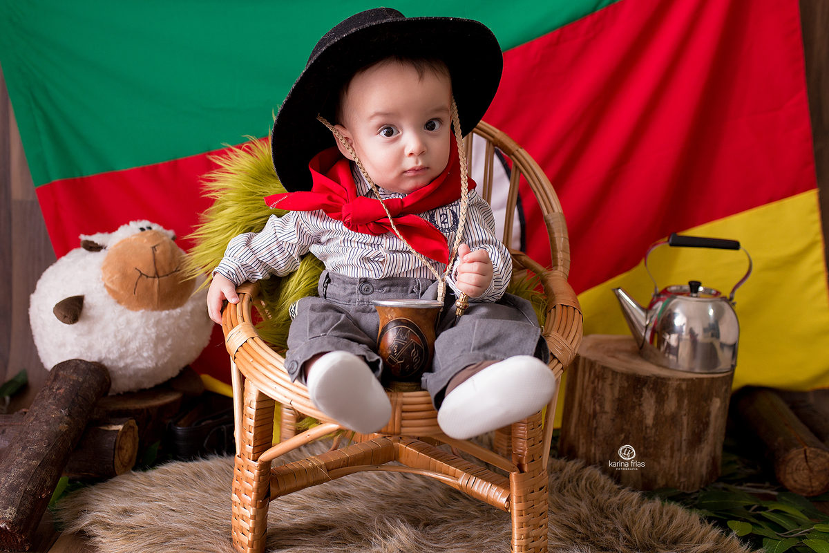 o menino esta sentado na cadeira para suas fotos mensais