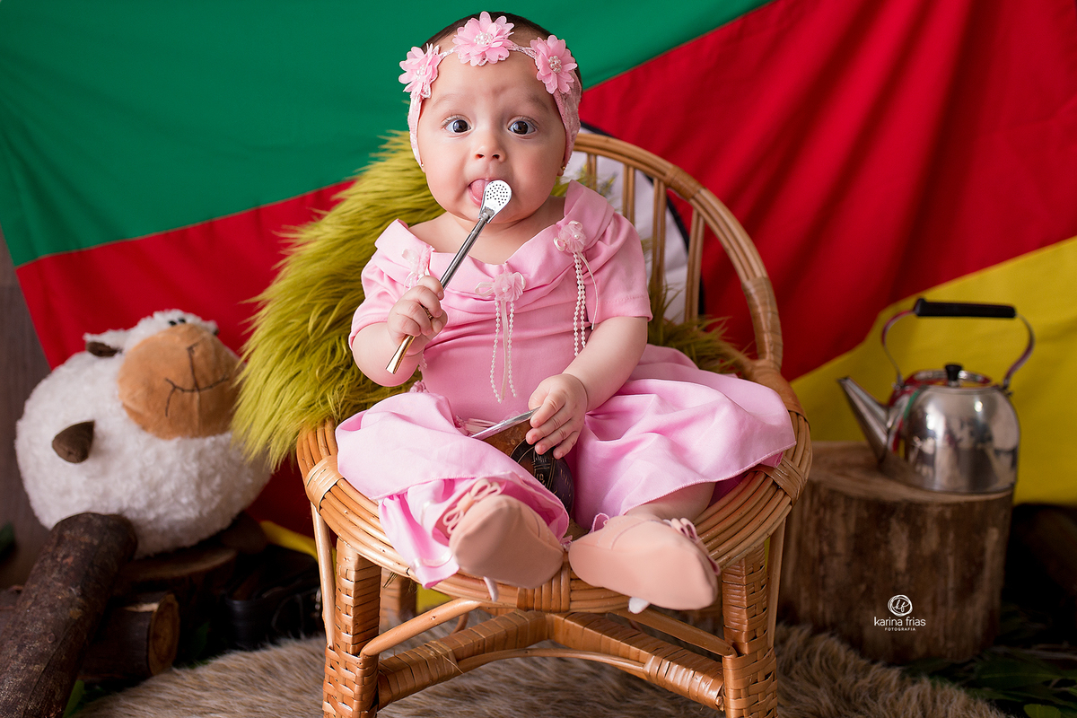 a menina mostra a lingua no ensaio infantil