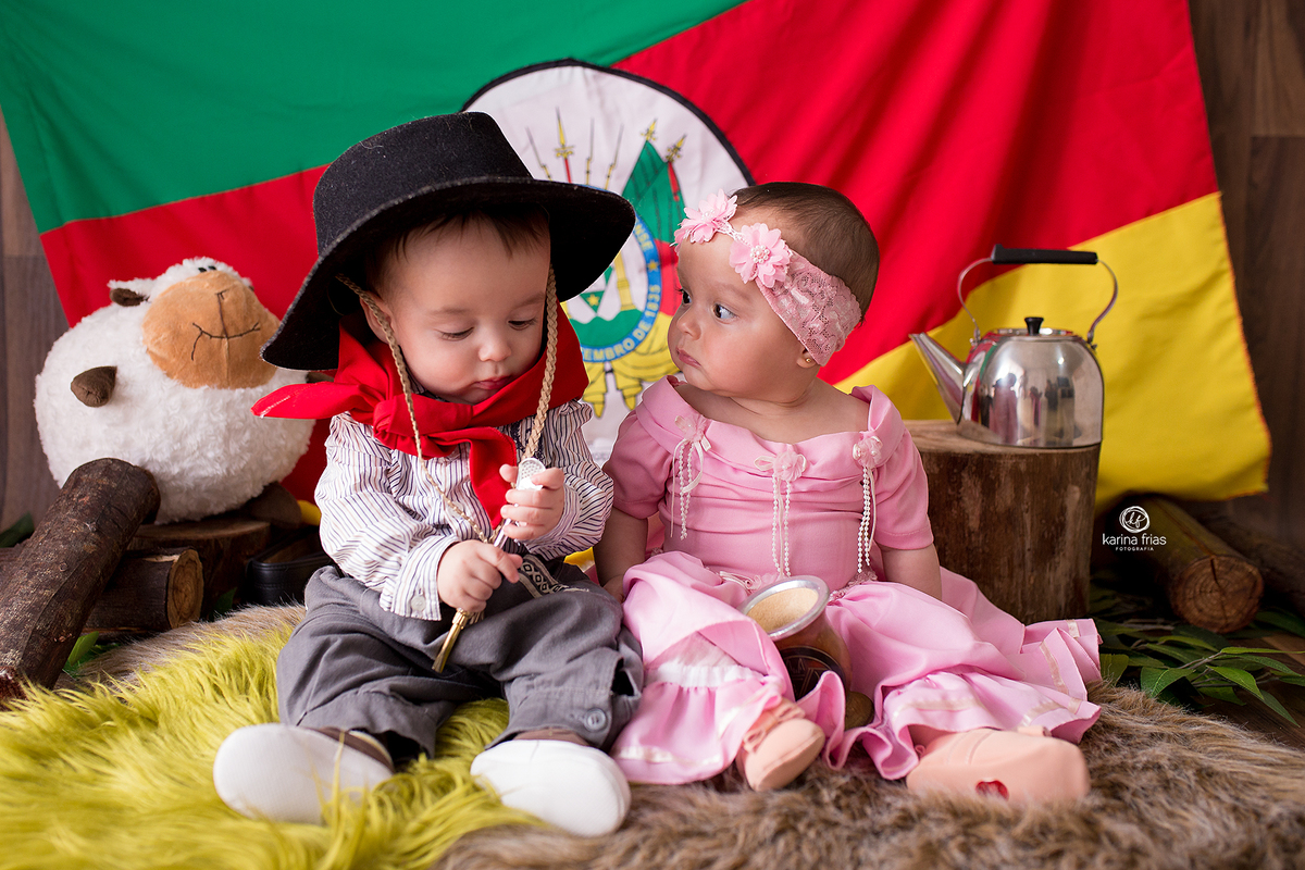 no ensaio infantil as crianças brincam