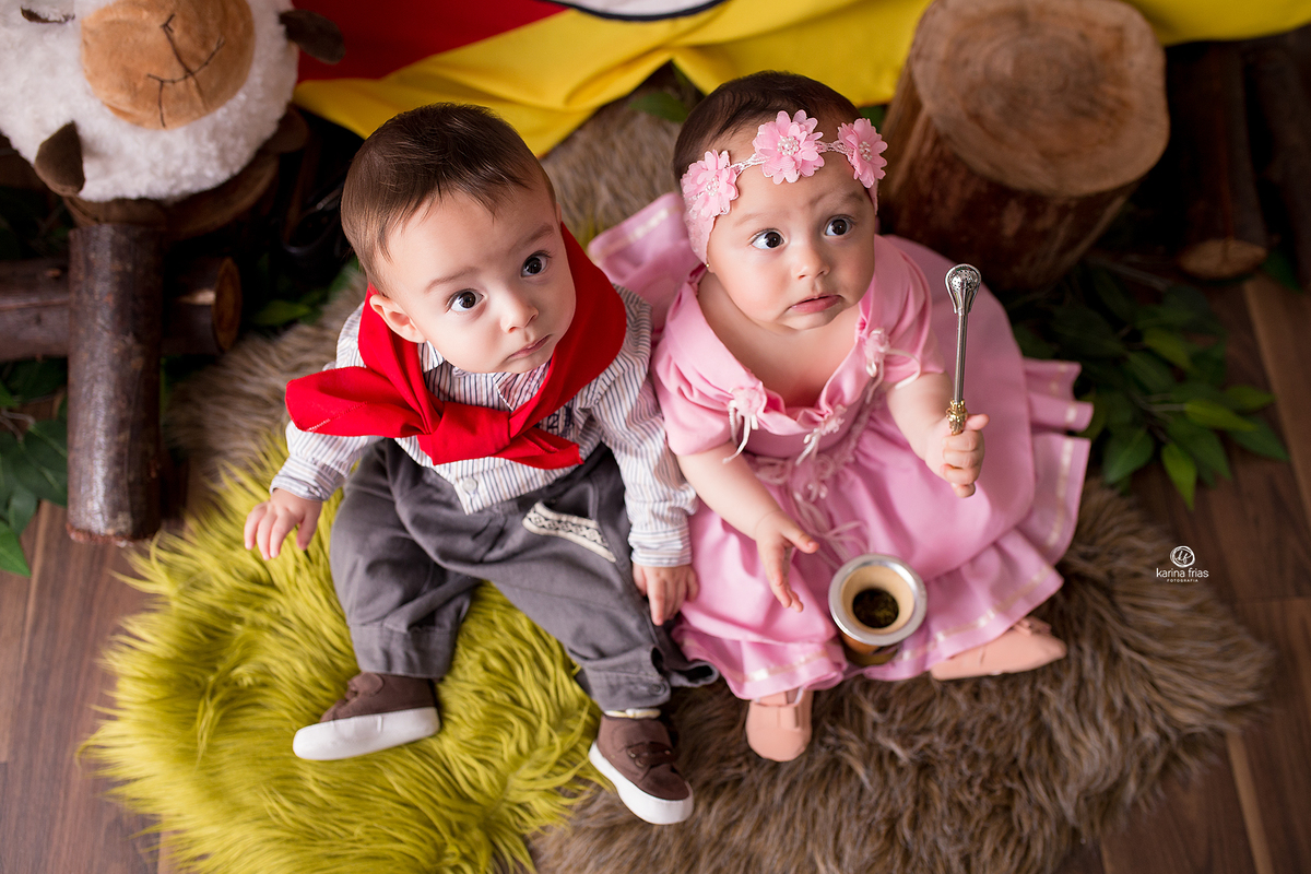 as crianças olham para a fotografa de familia de caxias do sul, karina frias