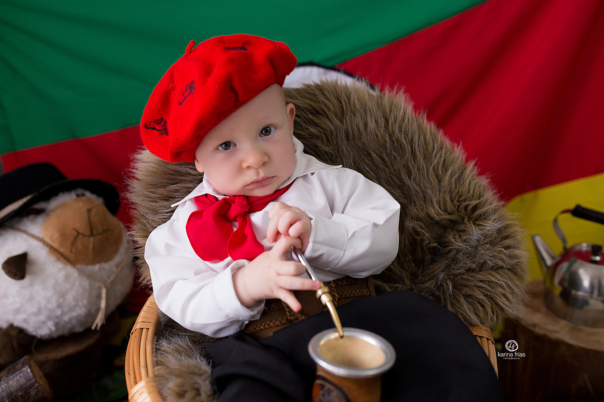 O MENINO ESTA VESTIDO DE GAUCHO PARA AS FOTOS DO ACOMPANHAMENTO MENSAL