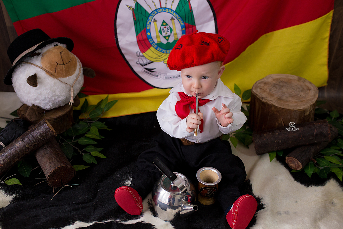 NO ENSAIO INFANTIL VESTIMOS O MENINO DE GAUCHO