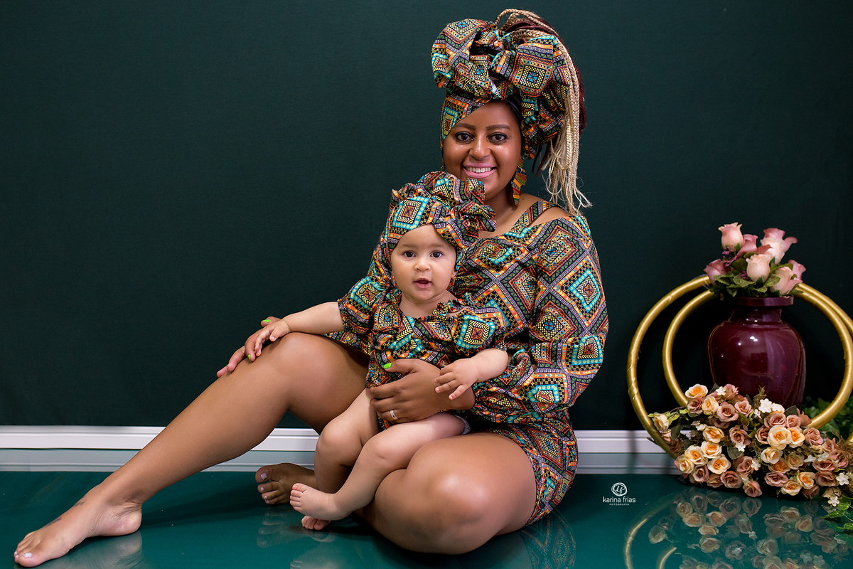 as modelos estao vestidas com roupas africanas para ensaio infantil