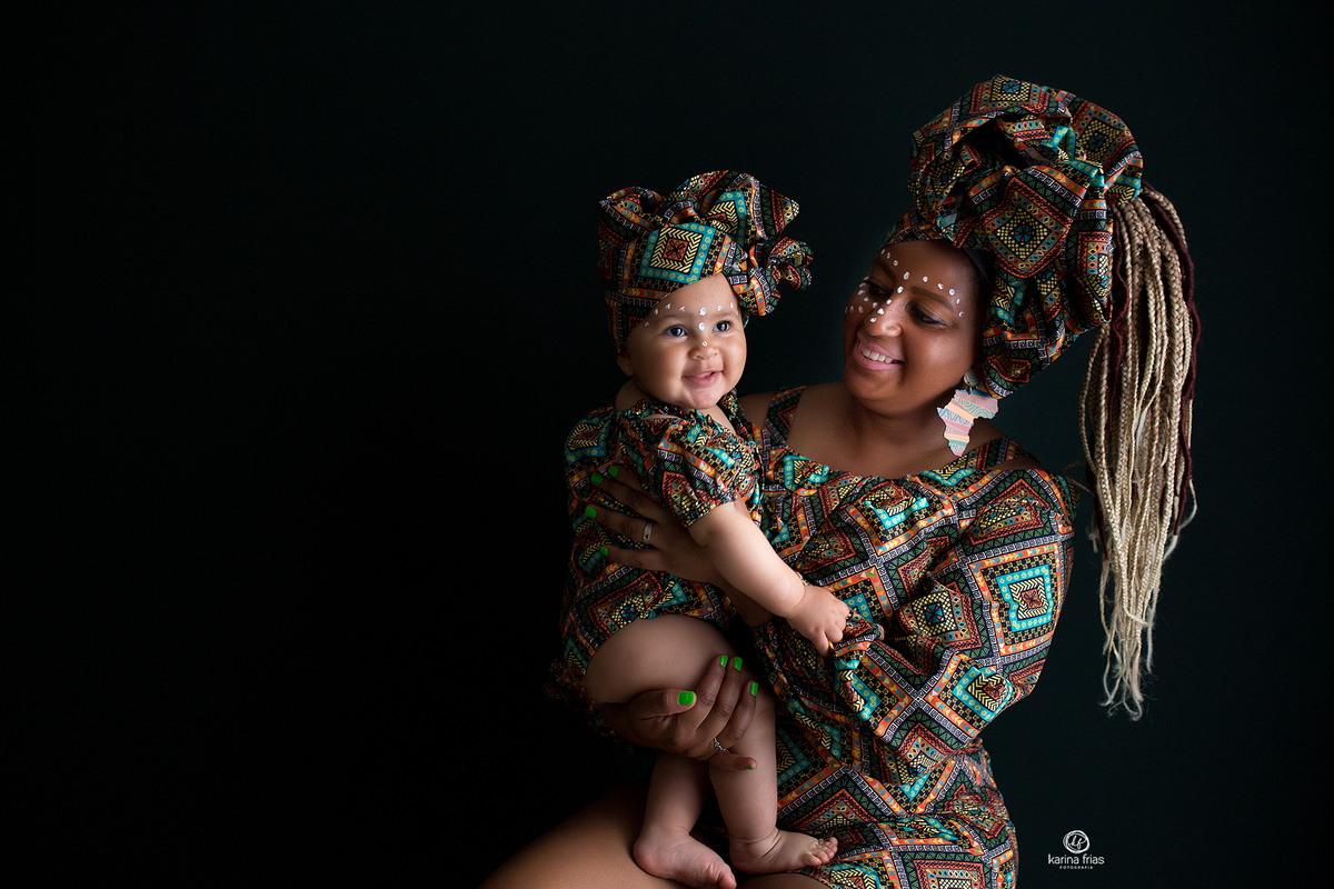 no ensaio infantil mae e filha se vestiram de roupas africanas