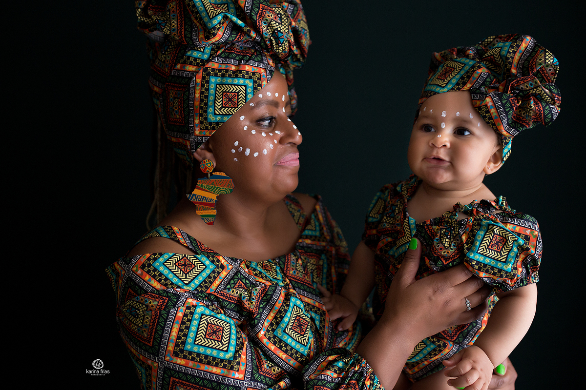 a mae olha para  filha enquanto a fotografa de caxias do sul registra
