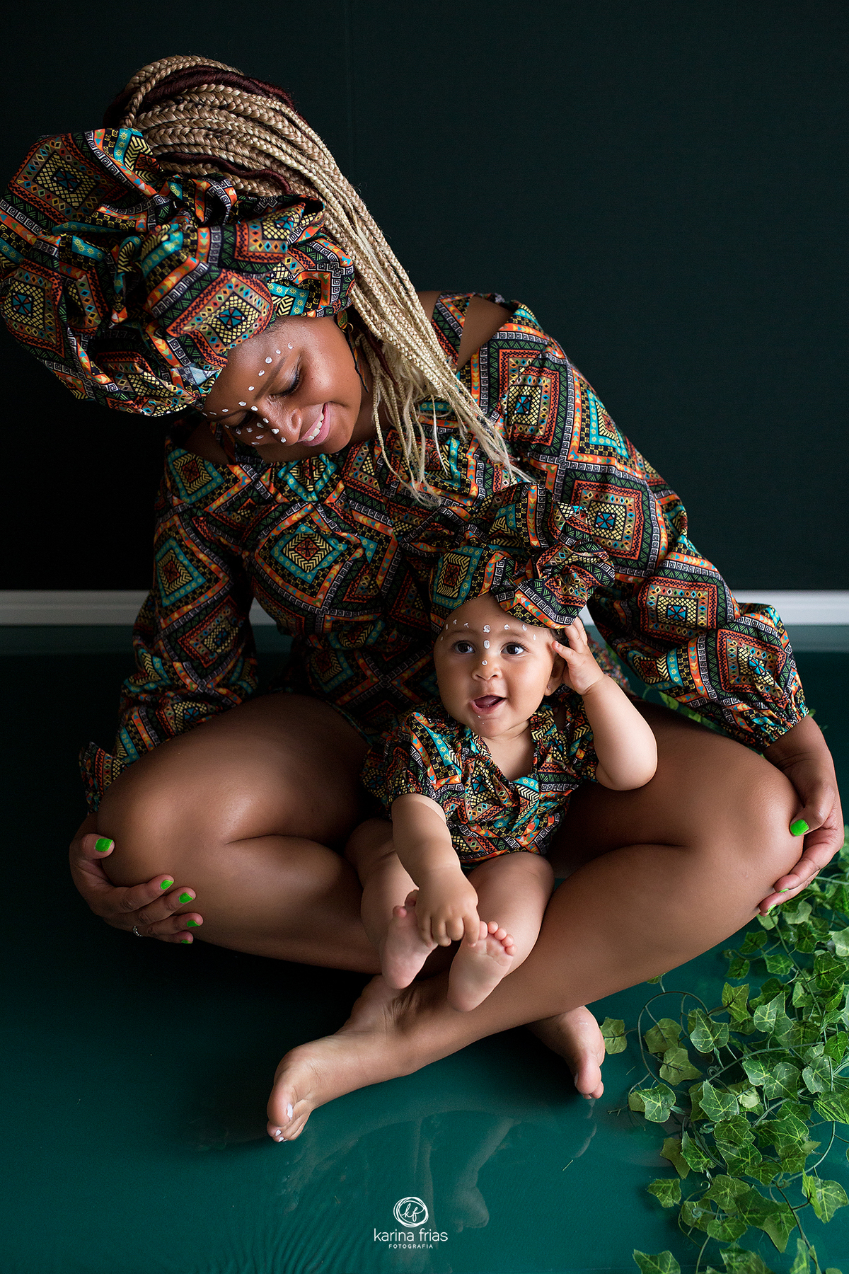 a mae brinca com a filha no ensaio infantil