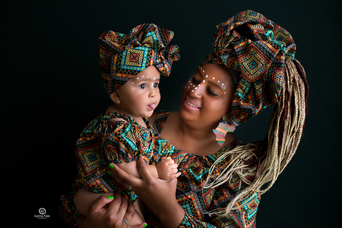 a menina mostra a lingua durante ensaio em caxias do sul-rs