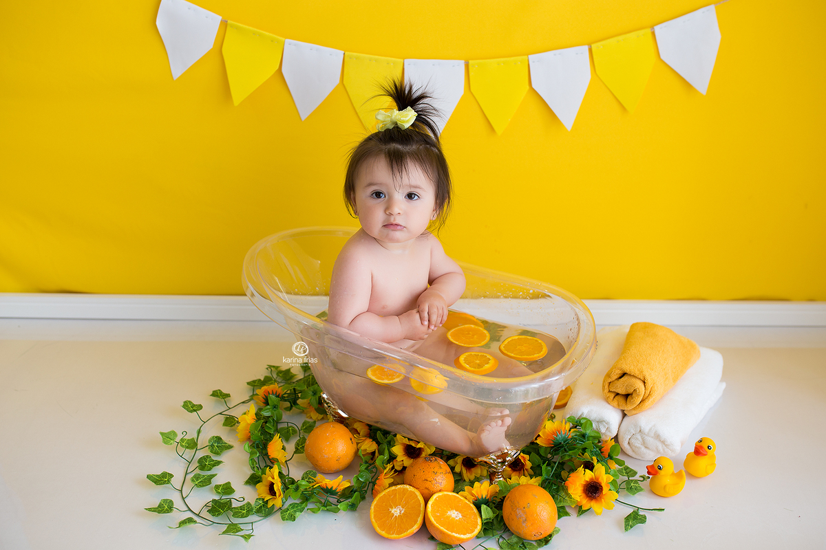 a menina esta tomando banho na banheira durante sessão de fotos