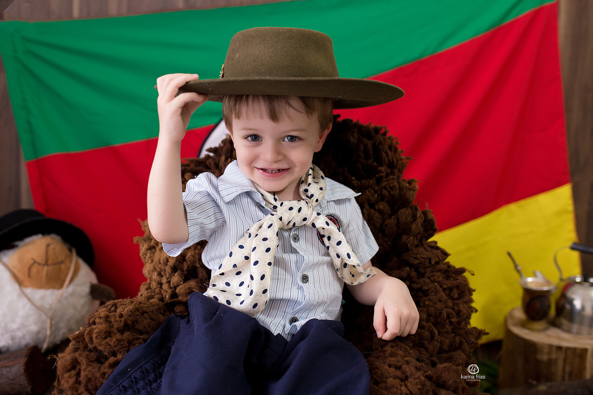 o menino olha para a fotografa de crianças de caxias do sul, karina frias