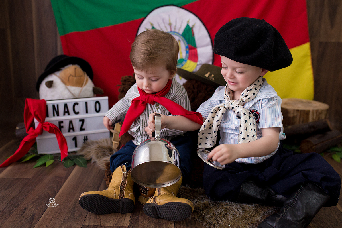 os irmãos brincam no cenario de gaucho