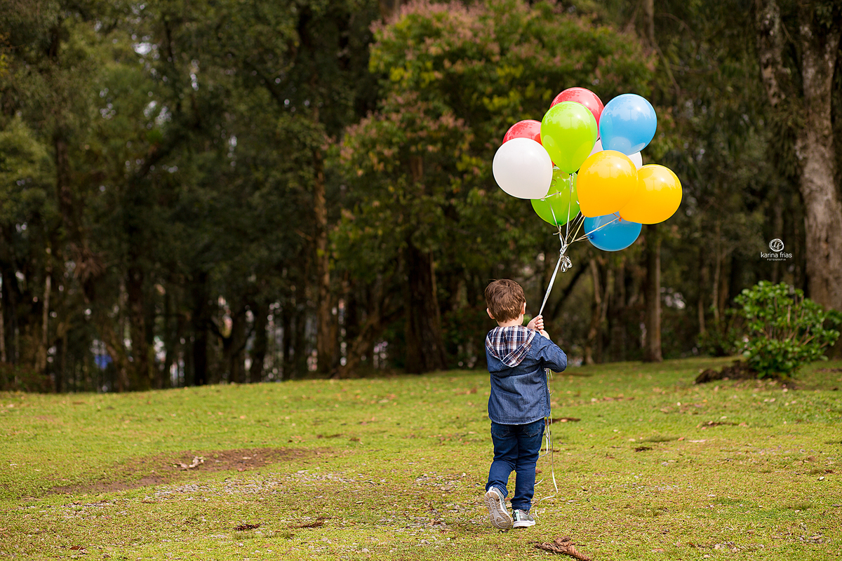 o menino brinca com os baloes no ensaio externo