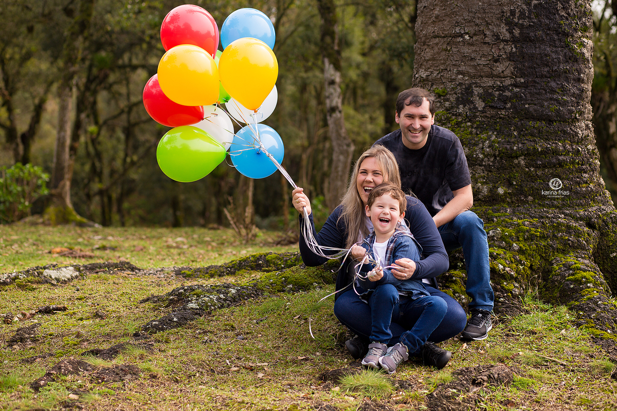 no ensaio infantil os pais brincam junto com o menino