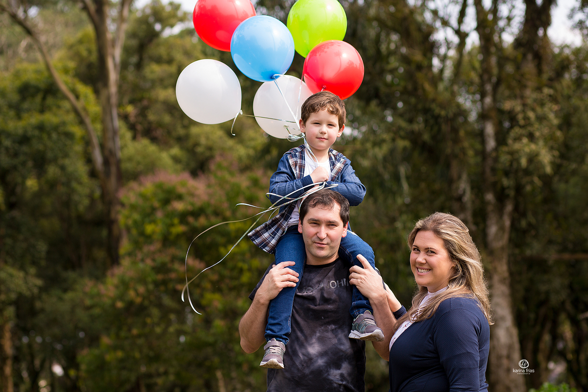 o pai segura o filho na garupa durante sessão de fotos