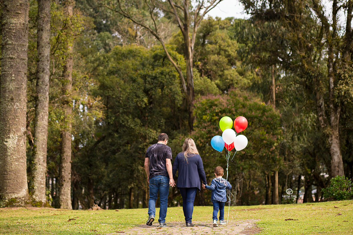 a familia caminha na sessão externa infantil