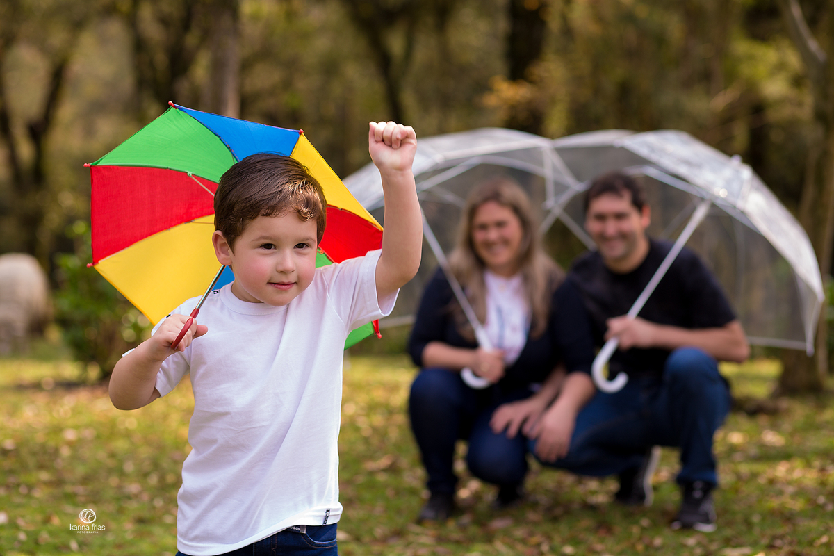 o menino brinca na sessão de fotos
