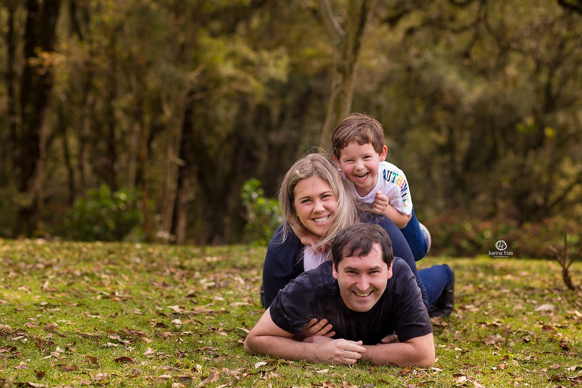 no ensaio infantil a familia se diverte