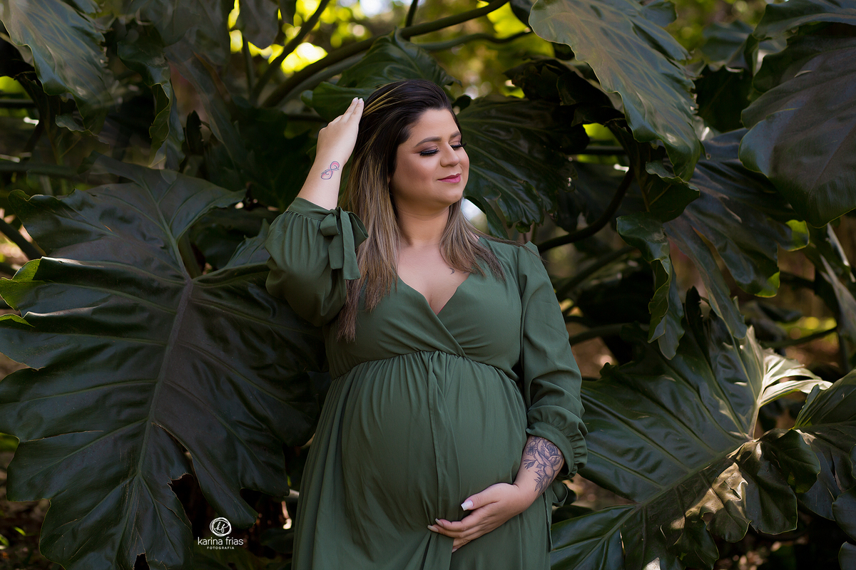 A GESTANTE MEXE NO CABELO DURANTE SESSÃO EXTERNA