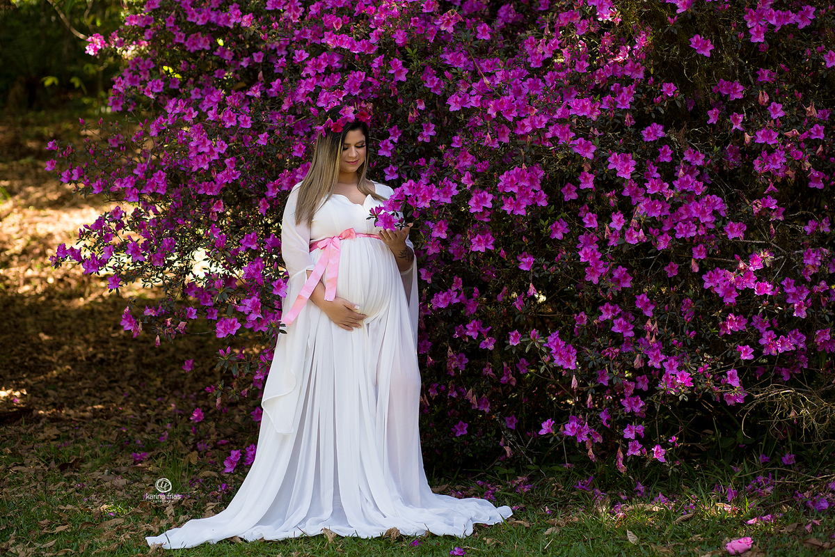 A GESTANTE OLHA AS FLORES NO ENSAIO EXTERNO 