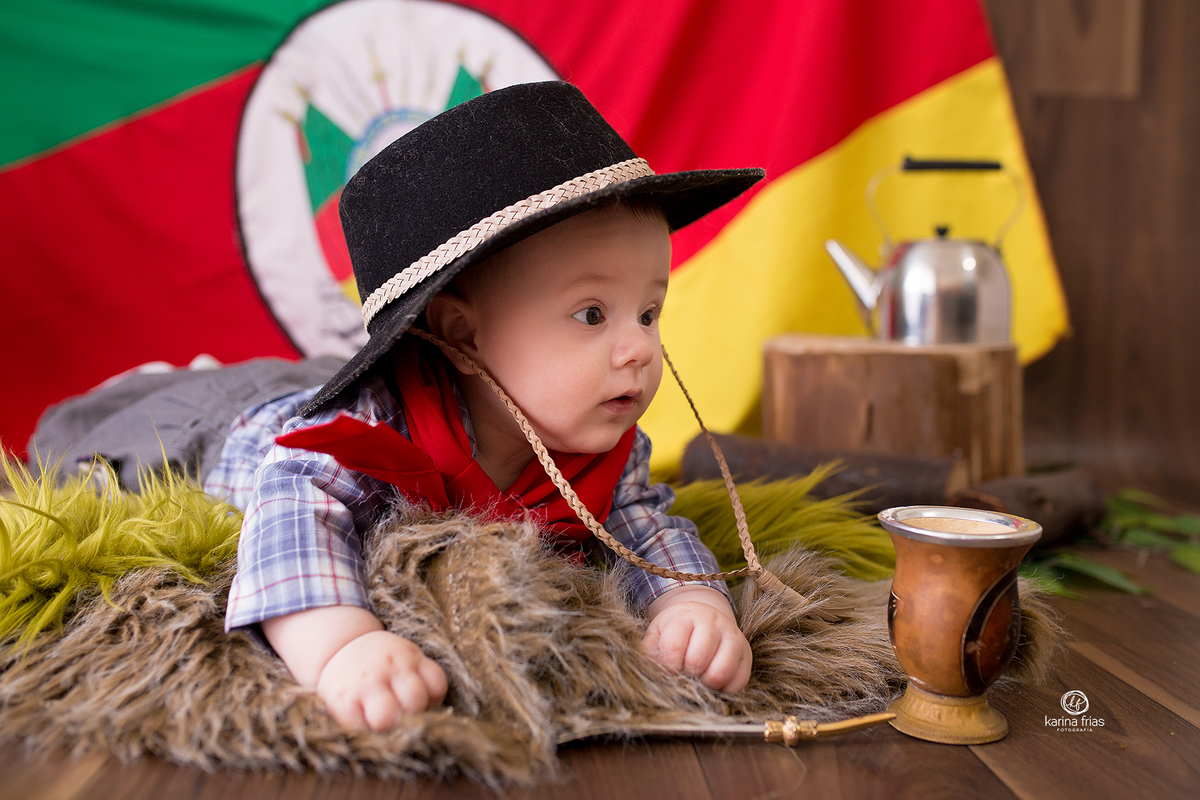 o menino esta de bruços na sessão infantil