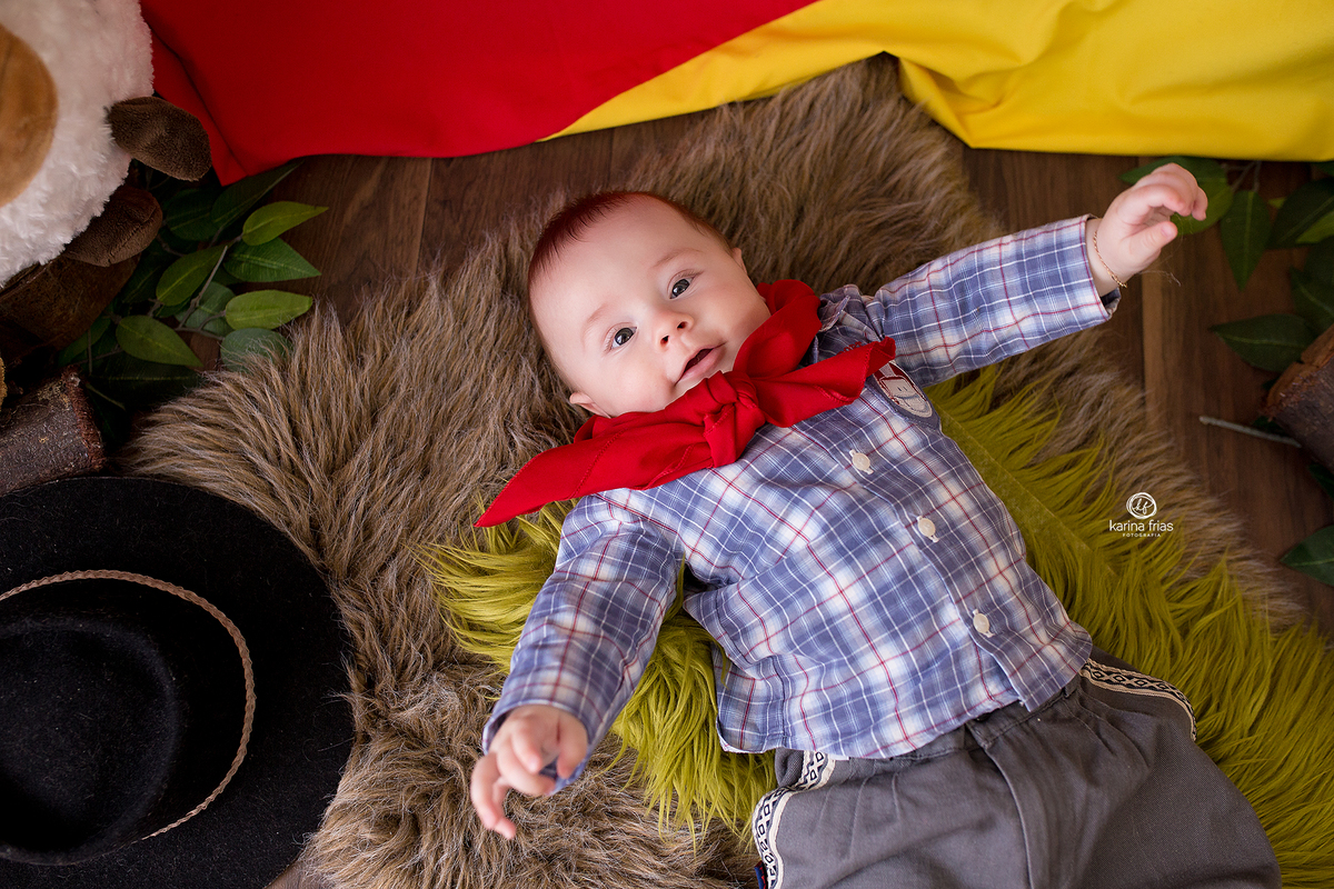 o menino sorri no ensaio infantil