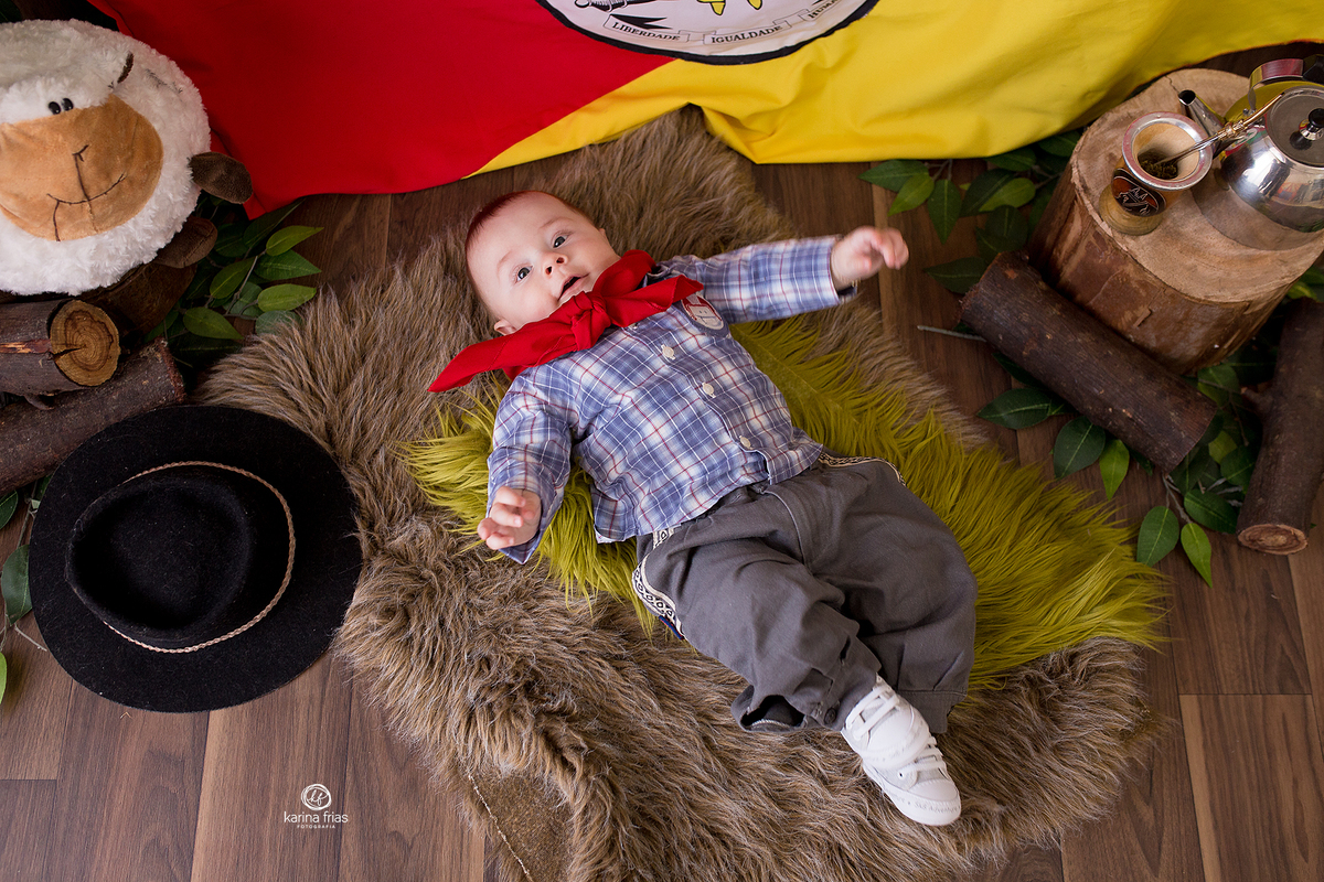 na sua sessão de acompanhamento o menino sorri