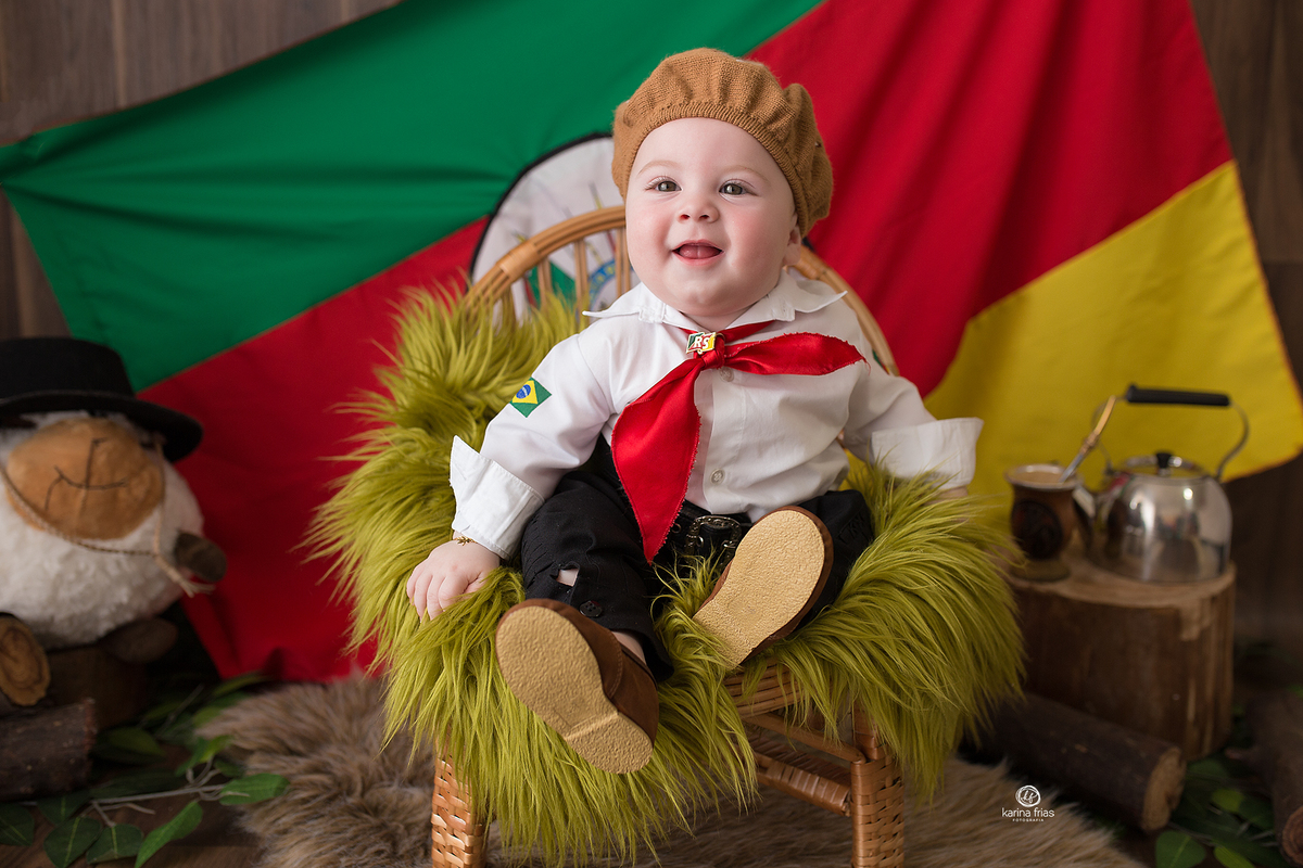 o menino esta sentado para as fotos de gaucho