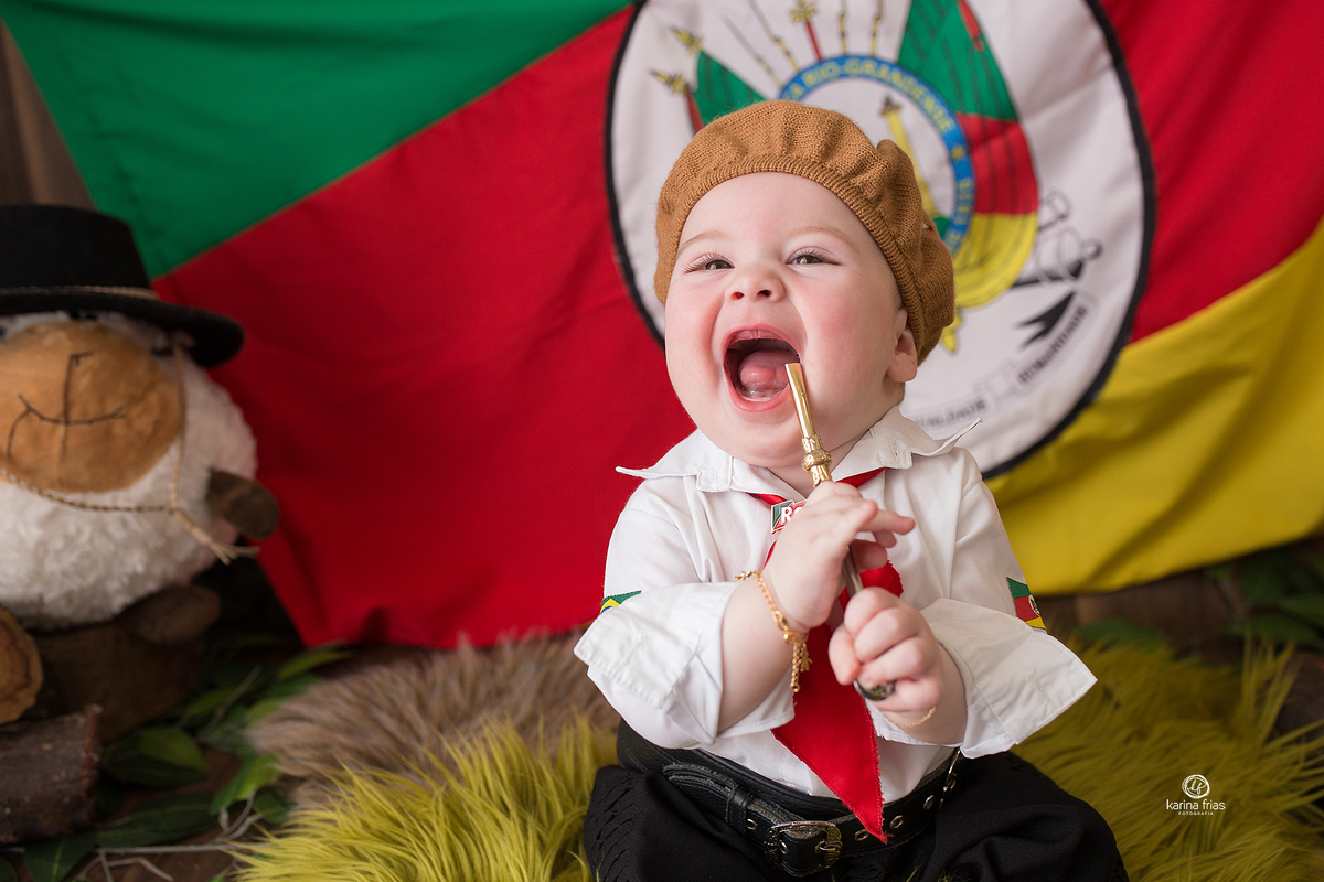 o menino sorri para a fotografa de familia de caxias do sul, karina frias