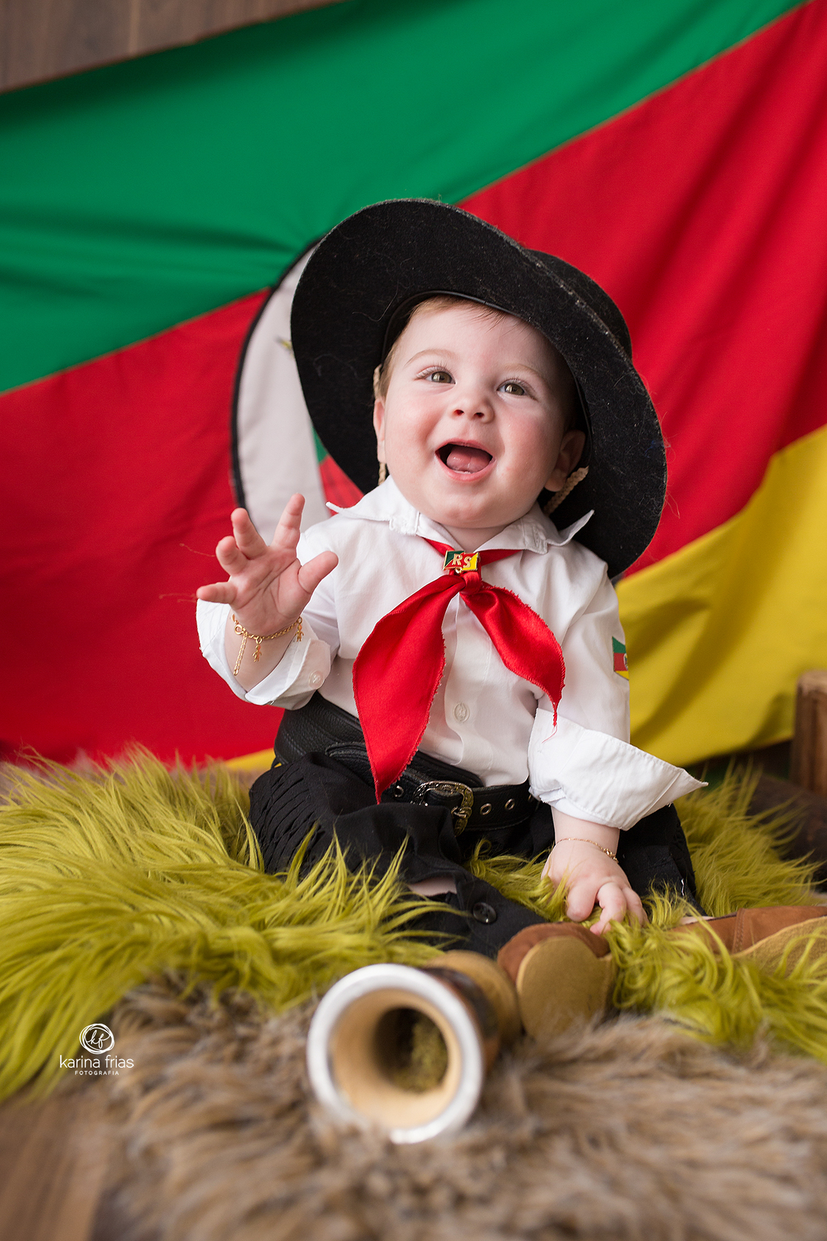 no ensaio infantil o menino acena