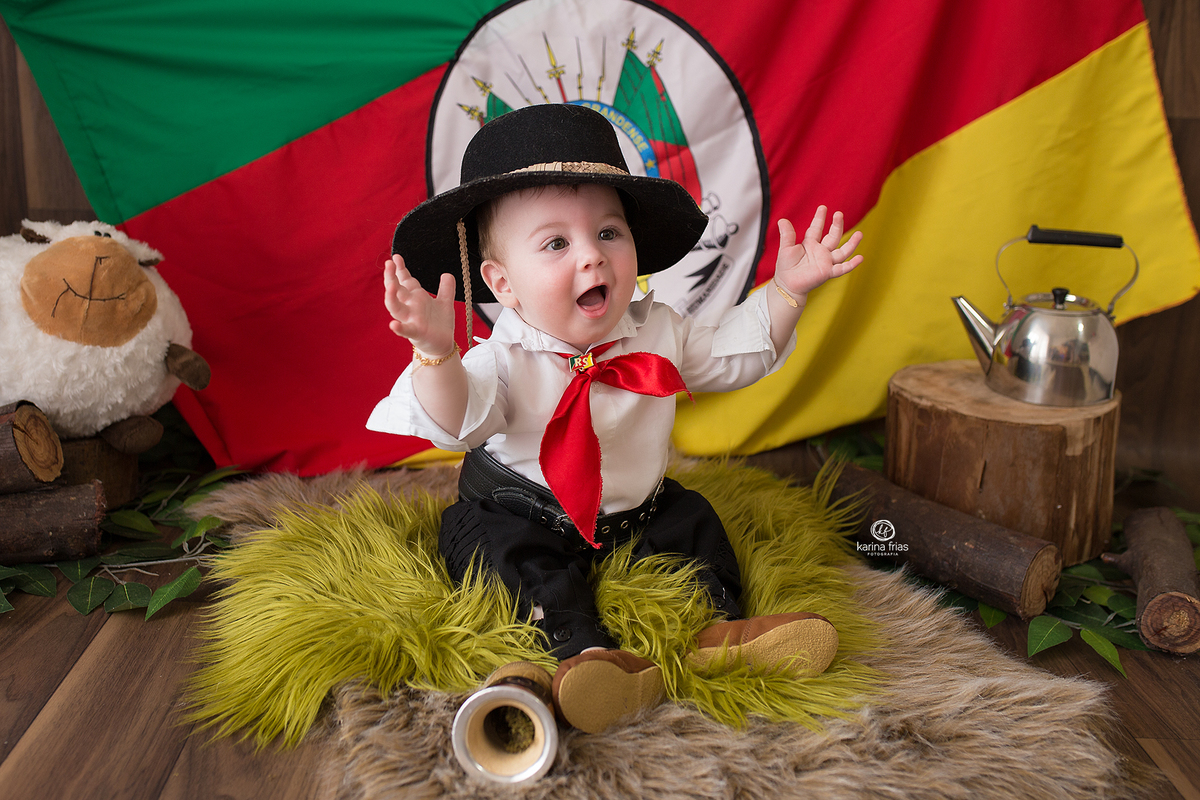 a criança brinca durante sessão de acompanhamento