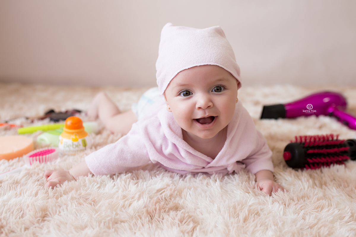 no ensaio infantil a bebe sorri para a fotografa de familia de caxias do sul, karina frias