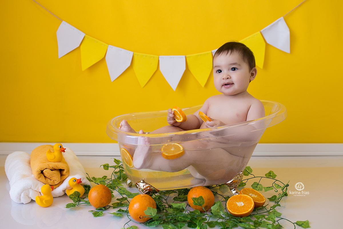 o bebe esta na banheira para as fotos do acompanhamento mensal