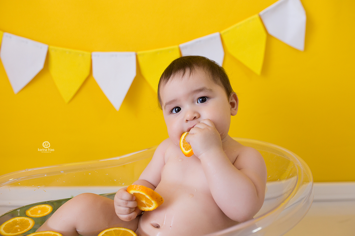 no ensaio infantil o menino come a laranja