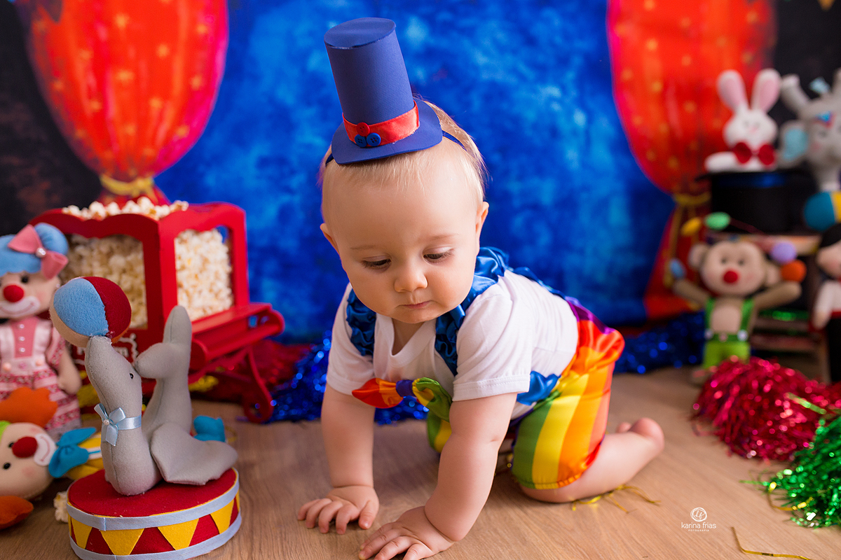 no ensaio infantil o bebe engatinha