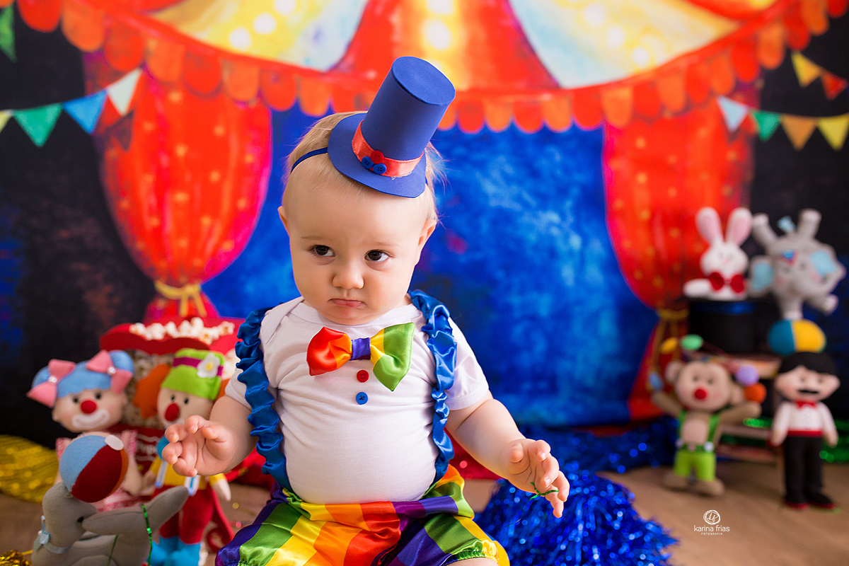 no ensaio infantil o bebe esta emburrado