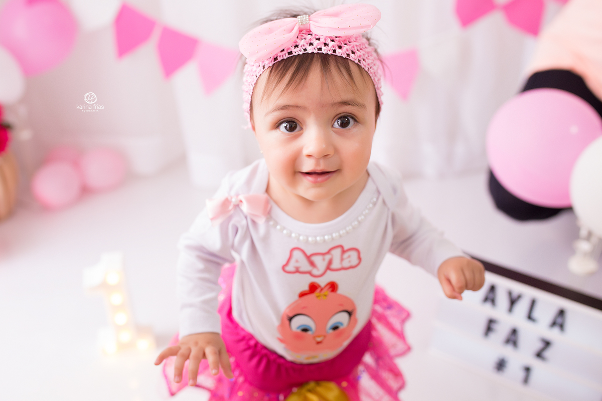 a menina olha para a fotografa de bebes de caxias do sul, karina frias